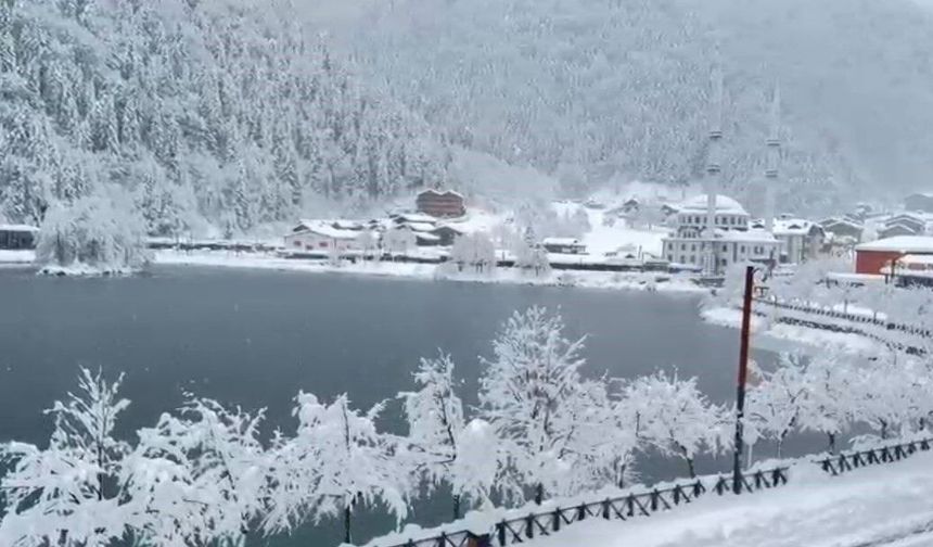 Uzungöl beyaza büründü: Kar kalınlığı 1 metreyi aştı