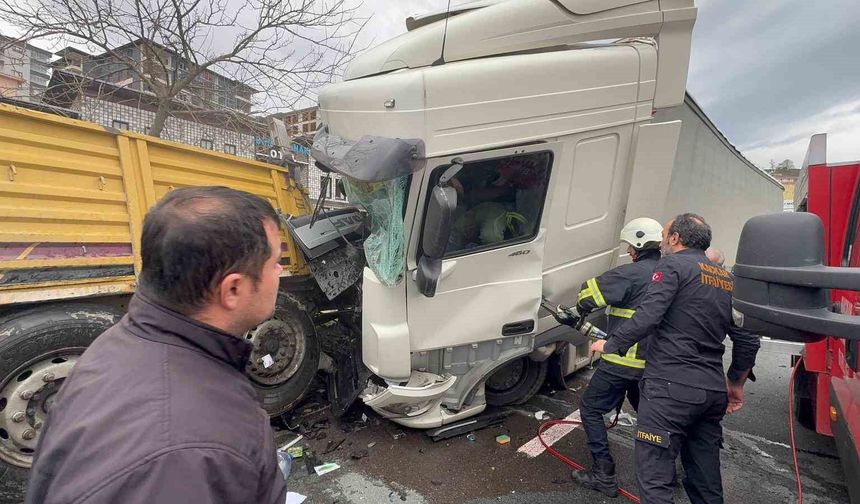 Arıza yaptığı için park halinde olan tıra başka bir tır çarptı: 1'i ağır 4 yaralı