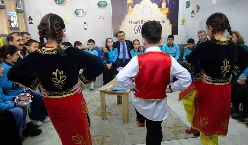 Milli Eğitim Bakanı Tekin,öğrencilerle bir araya geldi