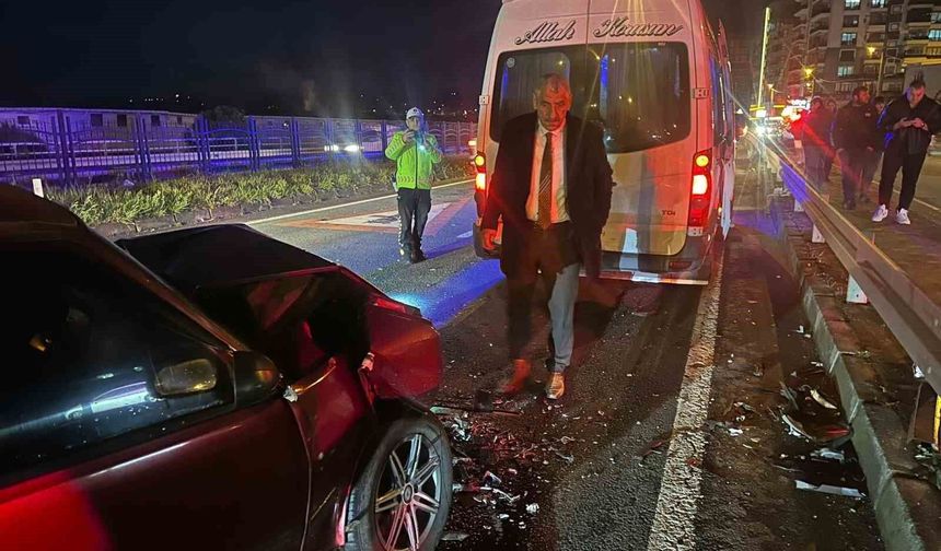 Servis minibüsü ile Tofaş otomobil çarpıştı