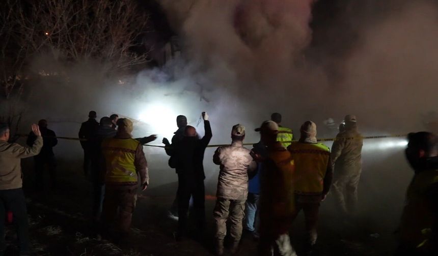 Yangın sonrası ekipler çalışırken ahşap ev çöktü
