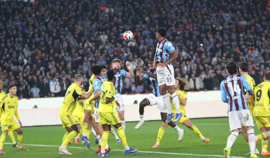Trendyol Süper Lig: Trabzonspor: 2 - Fenerbahçe: 2 (İlk yarı)