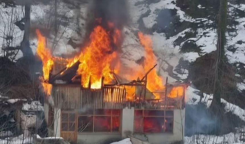 Balık tesisinde çıkan yangın evi küle çevirdi