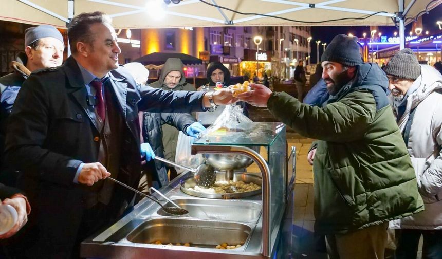 Depremlerde hayatını kaybedenler için lokma dağıtıldı