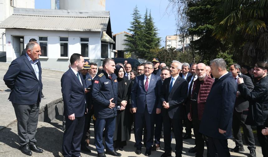 Bakan Uraloğlu ve Başkan Genç'ten yanan fabrikaya ziyaret