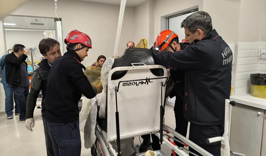 Göğüs boşluğuna demir saplanan hastanın ameliyatına itfaiye girdi