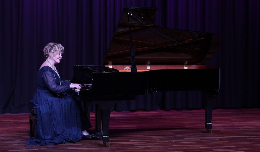 Dünyaca ünlü piyanist Gülsin Onay Denizli'de öğrencilerle buluştu