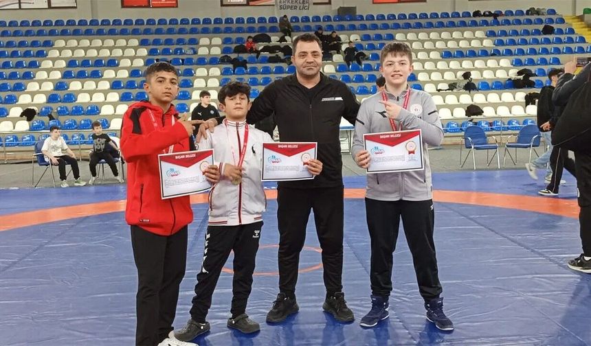 Erzincanlı yıldız güreşçilerden Rize'de üç şampiyonluk