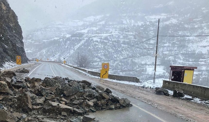 Heyelan karayolunu kapattı