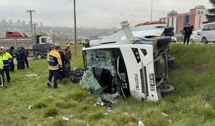 Öğrencileri taşıyan midibüs şarampole devrildi: 9'u öğrenci 15 yaralı