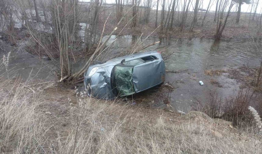 Trabzon plakalı otomobil Akşar Deresi'ne uçtu