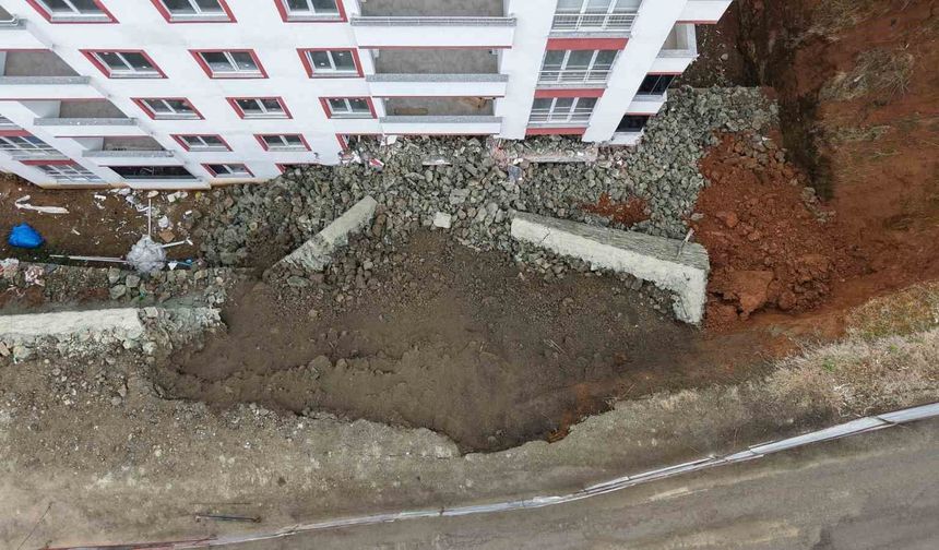 Trabzon'da istinat duvarı çöktü, 9 katlı bina zarar gördü