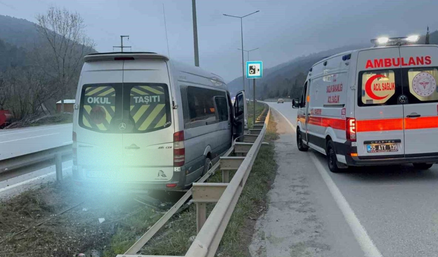 Trabzon'dan Amasya'ya giden tur minibüsü kaza yaptı
