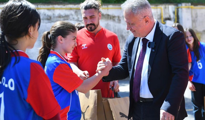 Ortahisar Belediyesi,Futsal Şampiyonu Ata Ortaokulu'na malzeme desteği sağladı
