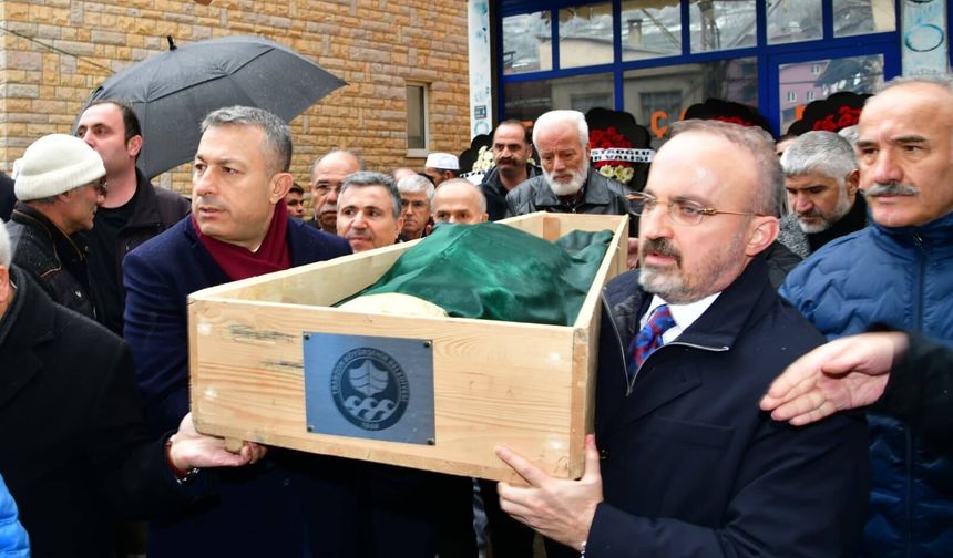 Kumbuzoğlu ailesinin acı günü: Firdevs Kumbuzoğlu son yolculuğuna uğurlandı