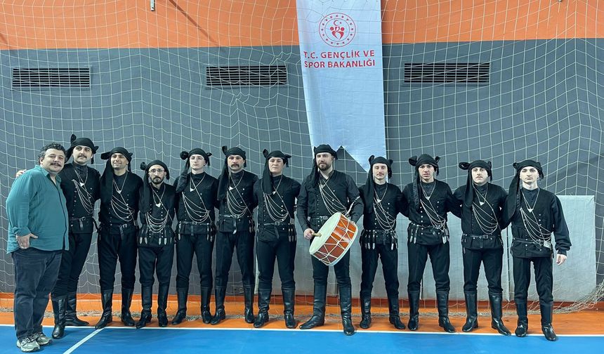 Büyükşehir halk oyunlarında çifte şampiyon