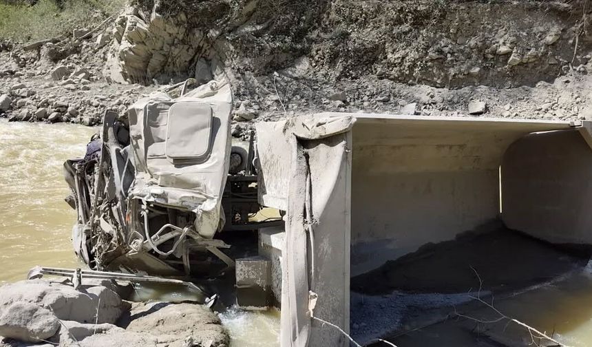 61 plakalı araç dereye yuvarlandı:Araç sürücüsü hayatını kaybetti