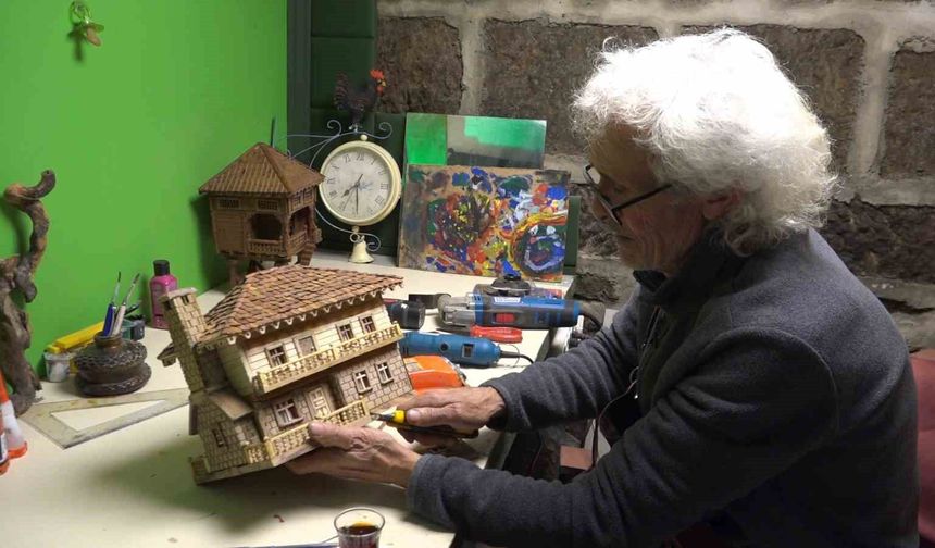 Emekli olduktan sonra yaptığı ahşap maket evler beğeni topluyor