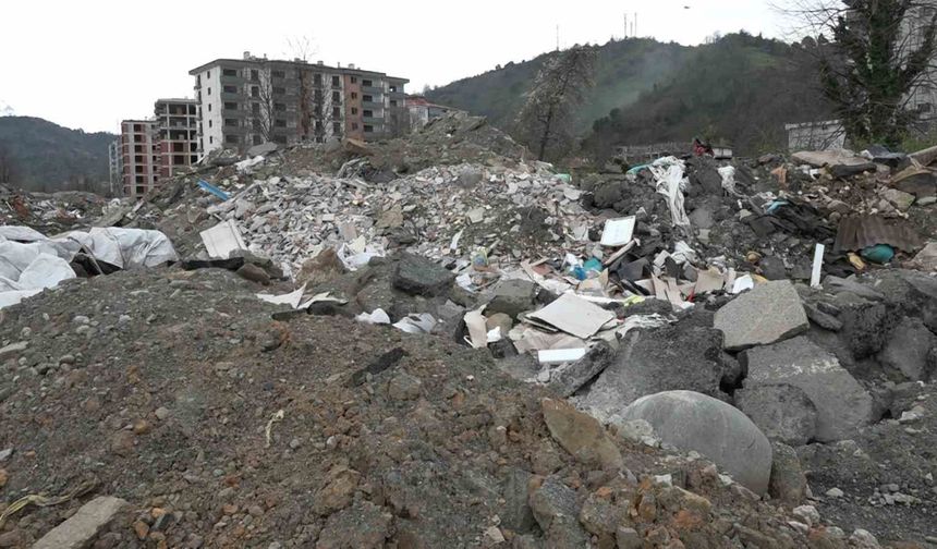 Rize'de vahşi çöp depolama sahası vatandaşları canından bezdirdi