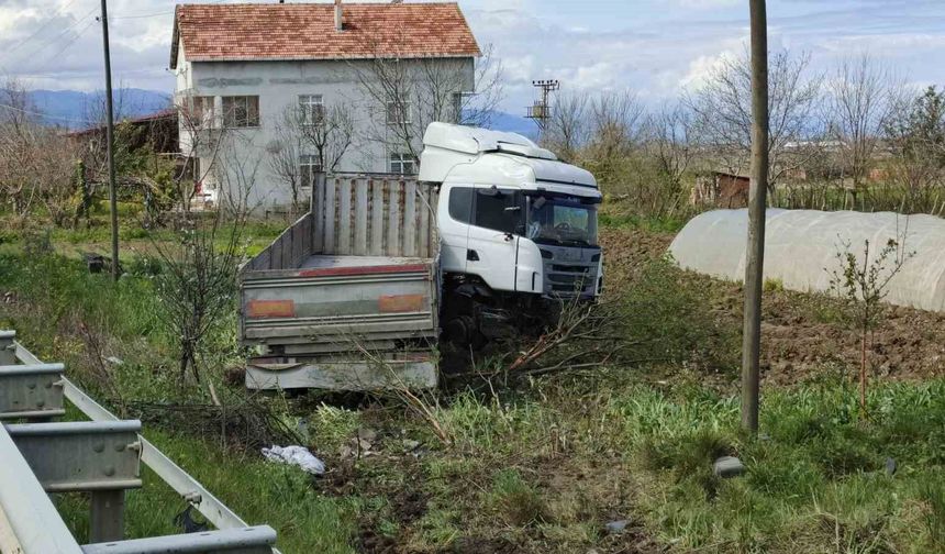 Samsun'da tır tarlaya uçtu: 1 yaralı