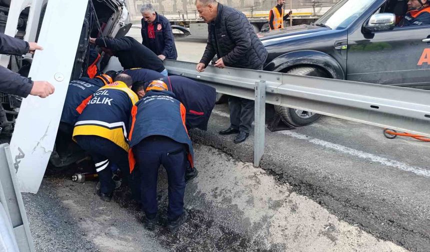 Trabzon plakalı tır virajı alamadı,bariyerlere saplandı
