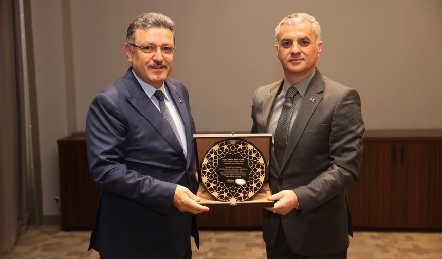 Başkan Genç'e teşekkür plaketi