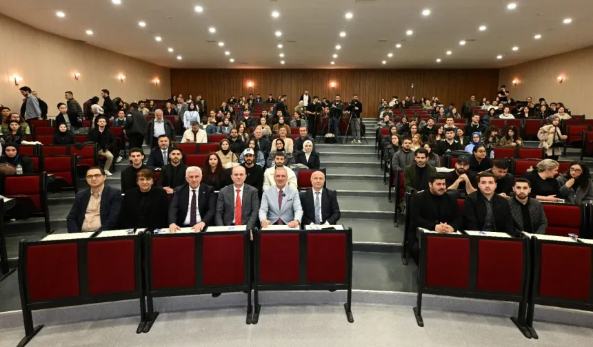 Cumhurbaşkanı Başdanışmanı Oktay Saral KTÜ'de öğrencilerle buluştu