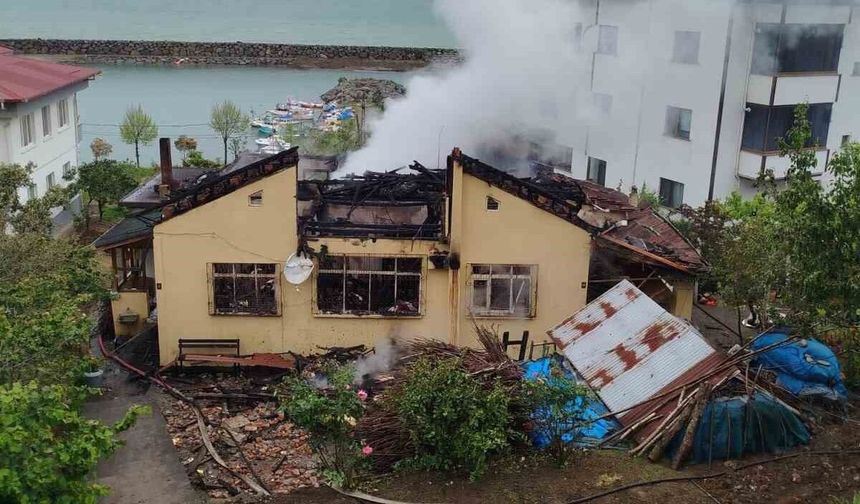 Araklı ilçesinde yangında 2,5 ton fındık kül oldu