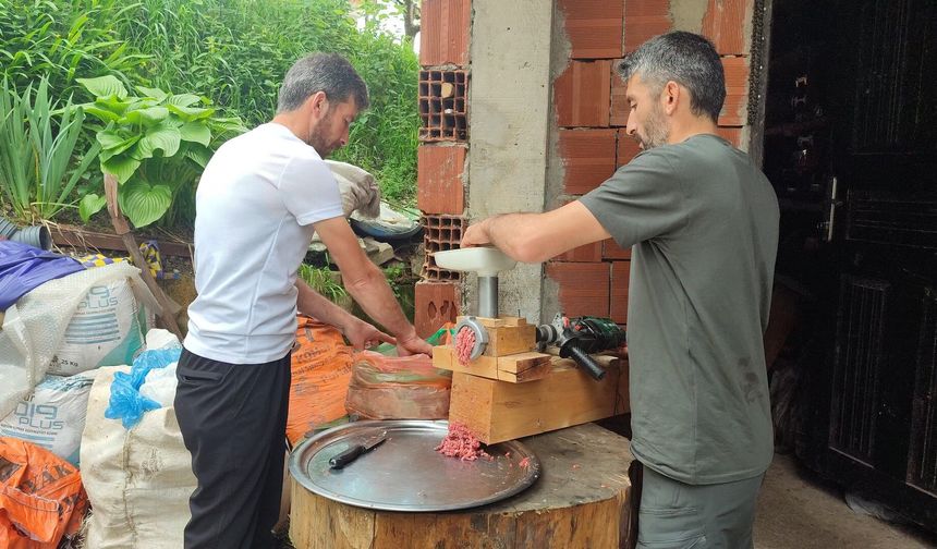 Matkaptan kıyma makinesi yapan Rizeli, köylünün hizmetine sundu