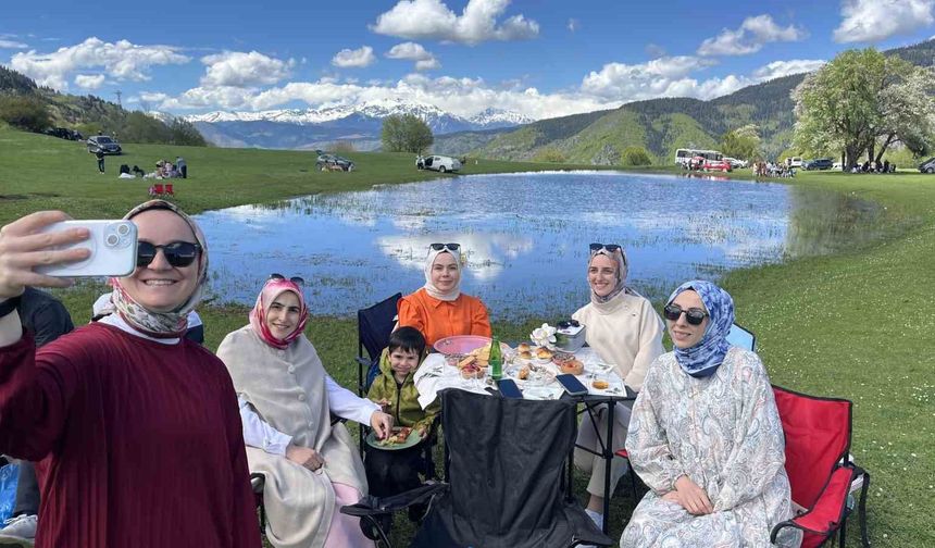 İki ay sonra kuruyacak göl için kilometrelerce yol geldiler