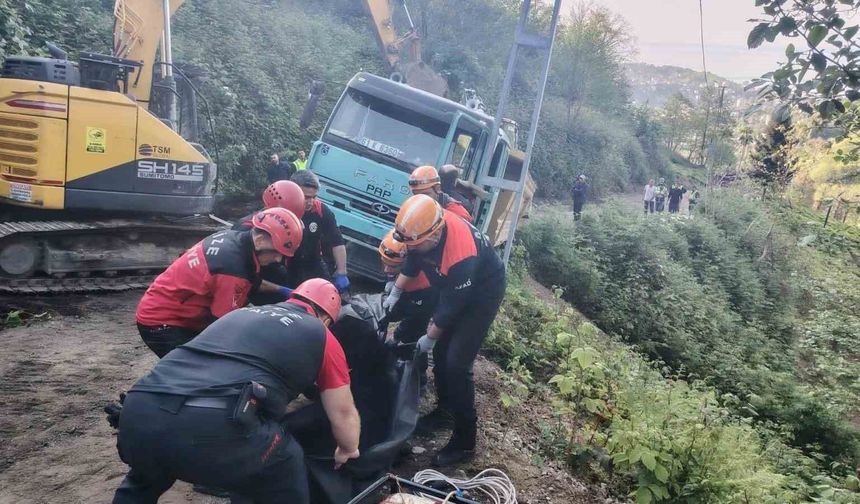 Rize’de feci kaza: Trabzonlu kamyon şoförü yaşamını yitirdi