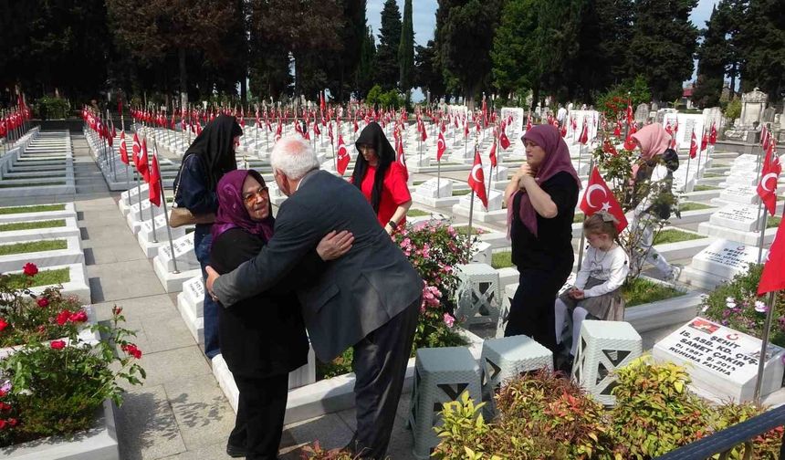 Şehit mezarlarına karanfil bıraktılar, şehit aileleriyle bayramlaştılar
