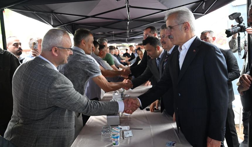 Bakan Uraloğlu Akçaabat’ta vatandaşlarla bayramlaştı
