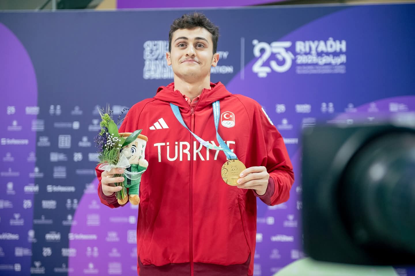 24Dde3Ea B969 4A42 87F3 E266D722Cde3